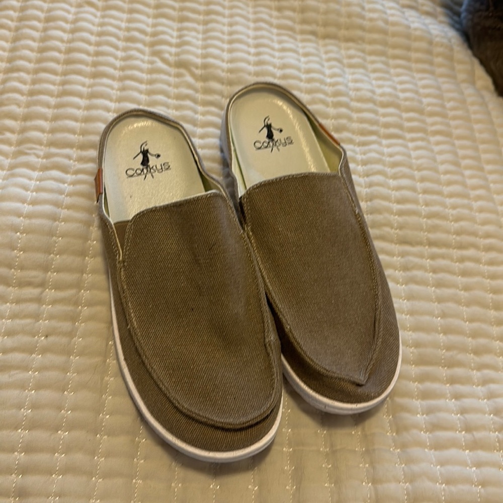 Corkys Pontoon size 10